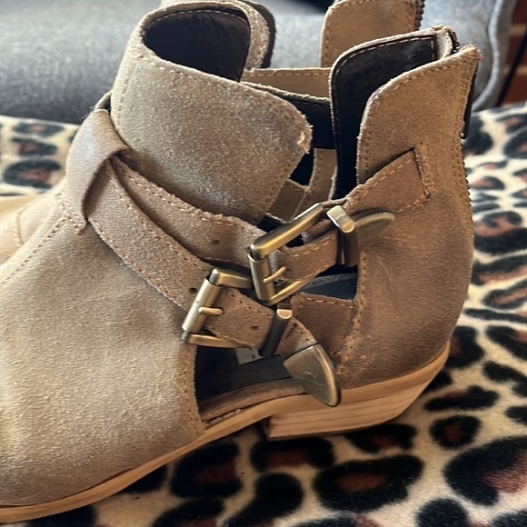 Steve Madden size 8 all leather distressed buckle bootie with zipper in back. - Picture 4 of 7